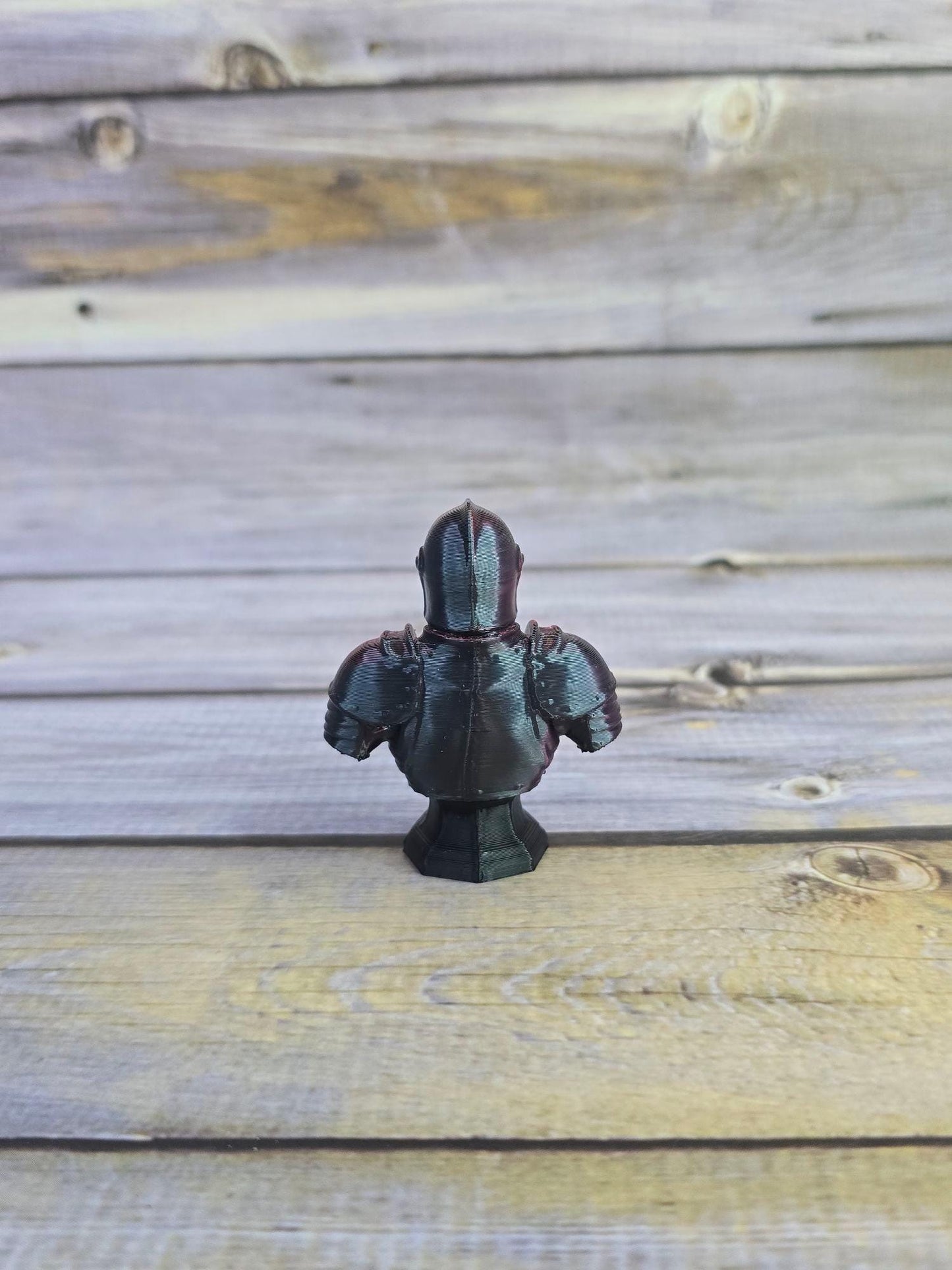 3D Printed Knight Bust – Medieval Armor Miniature – Fantasy Desk Decor – DnD Display Figure – Red and Black Collectible Statue