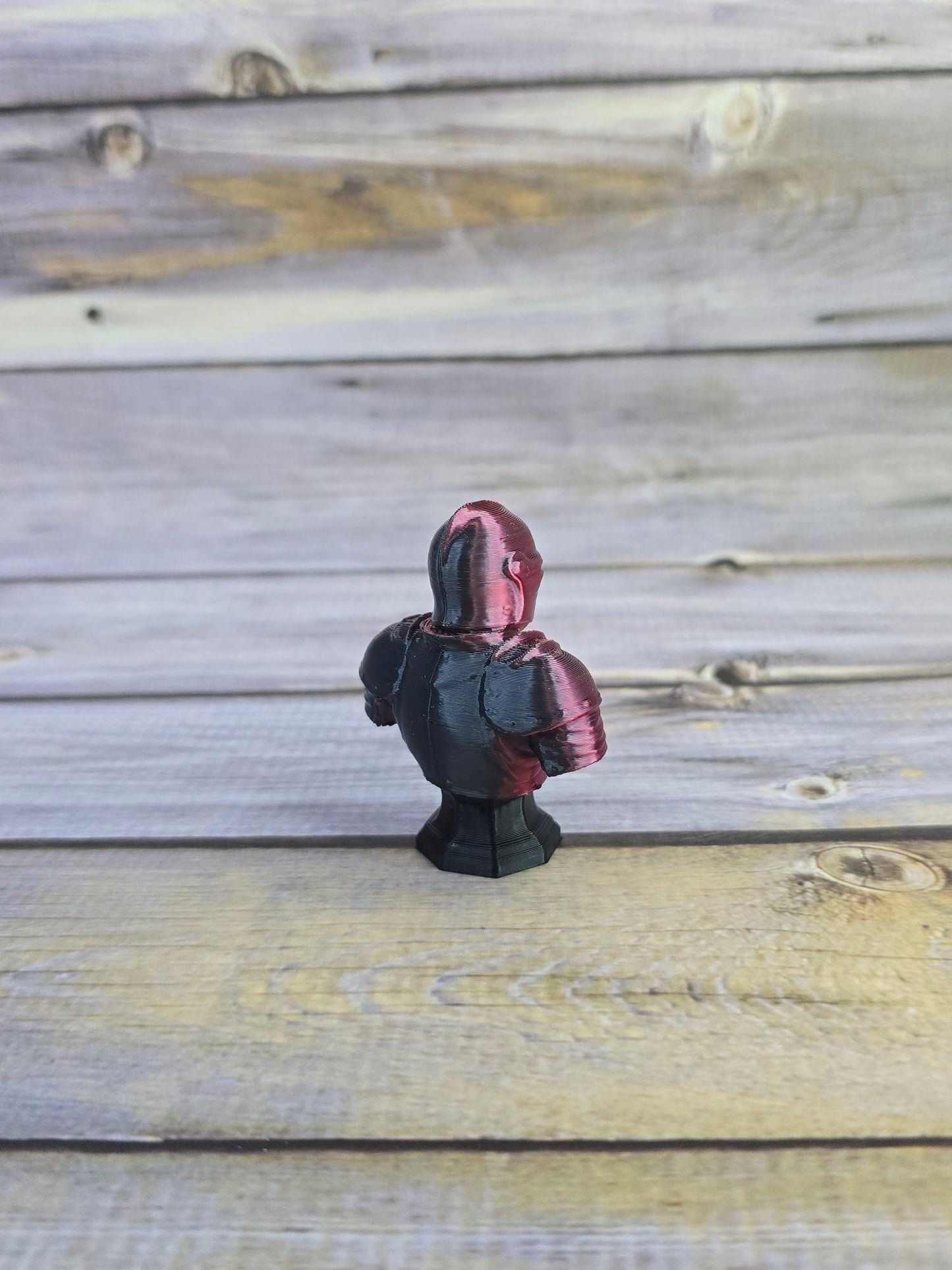 3D Printed Knight Bust – Medieval Armor Miniature – Fantasy Desk Decor – DnD Display Figure – Red and Black Collectible Statue