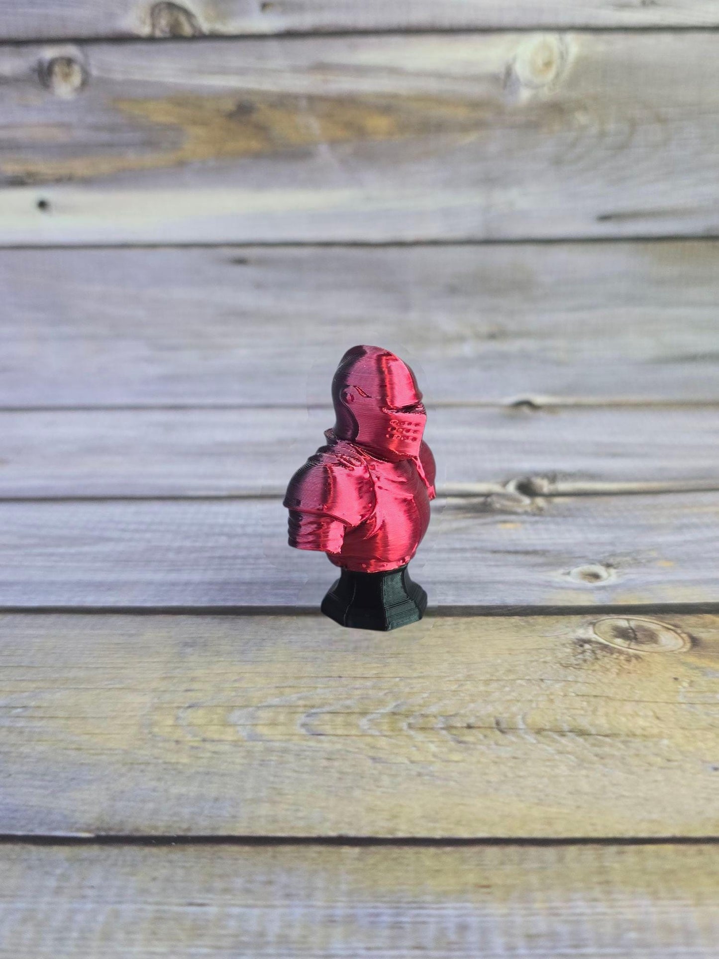 3D Printed Knight Bust – Medieval Armor Miniature – Fantasy Desk Decor – DnD Display Figure – Red and Black Collectible Statue
