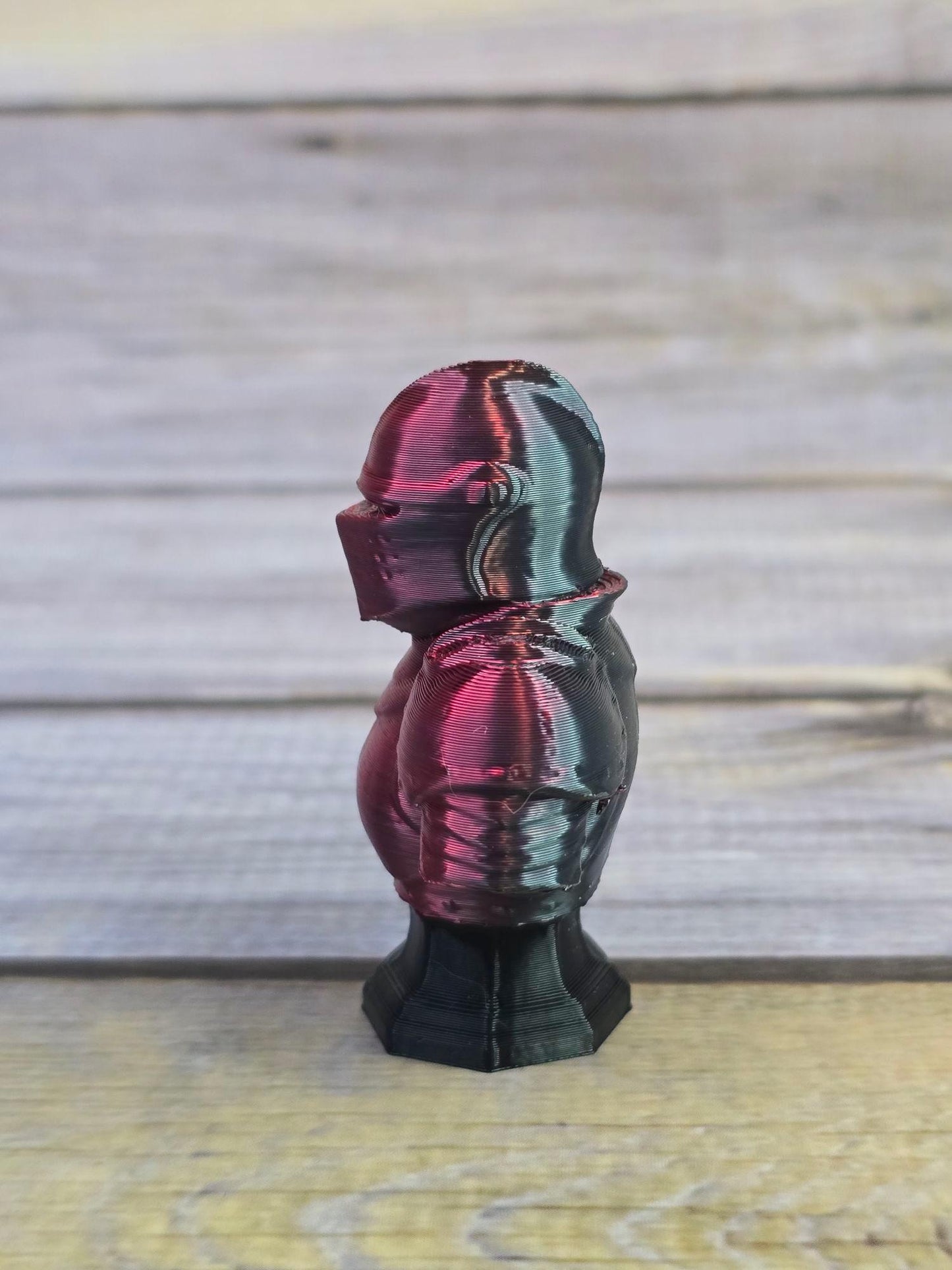 3D Printed Knight Bust – Medieval Armor Miniature – Fantasy Desk Decor – DnD Display Figure – Red and Black Collectible Statue