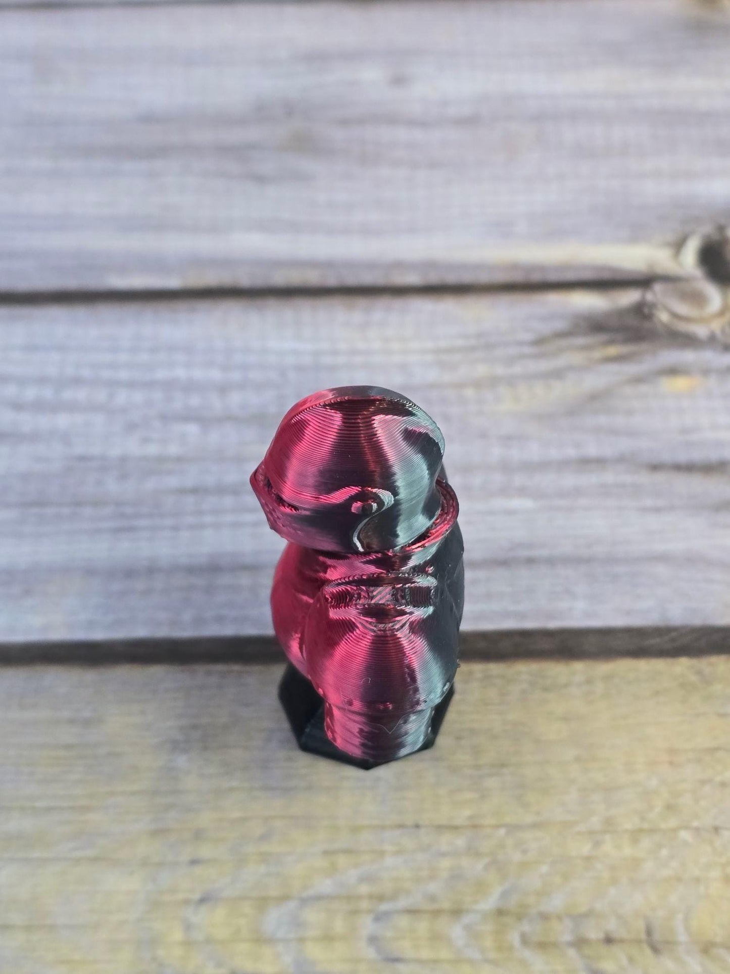 3D Printed Knight Bust – Medieval Armor Miniature – Fantasy Desk Decor – DnD Display Figure – Red and Black Collectible Statue