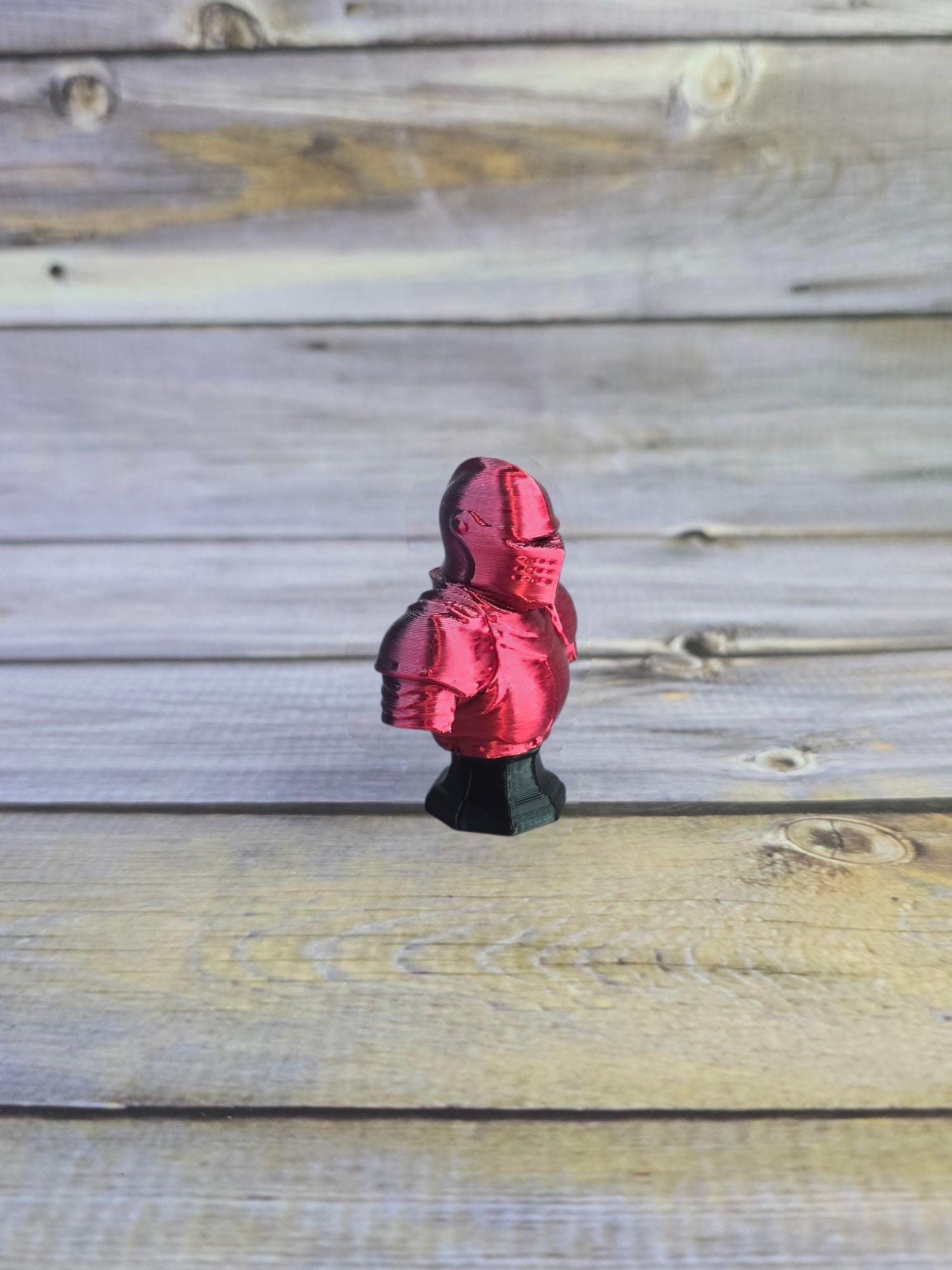 3D Printed Knight Bust – Medieval Armor Miniature – Fantasy Desk Decor – DnD Display Figure – Red and Black Collectible Statue
