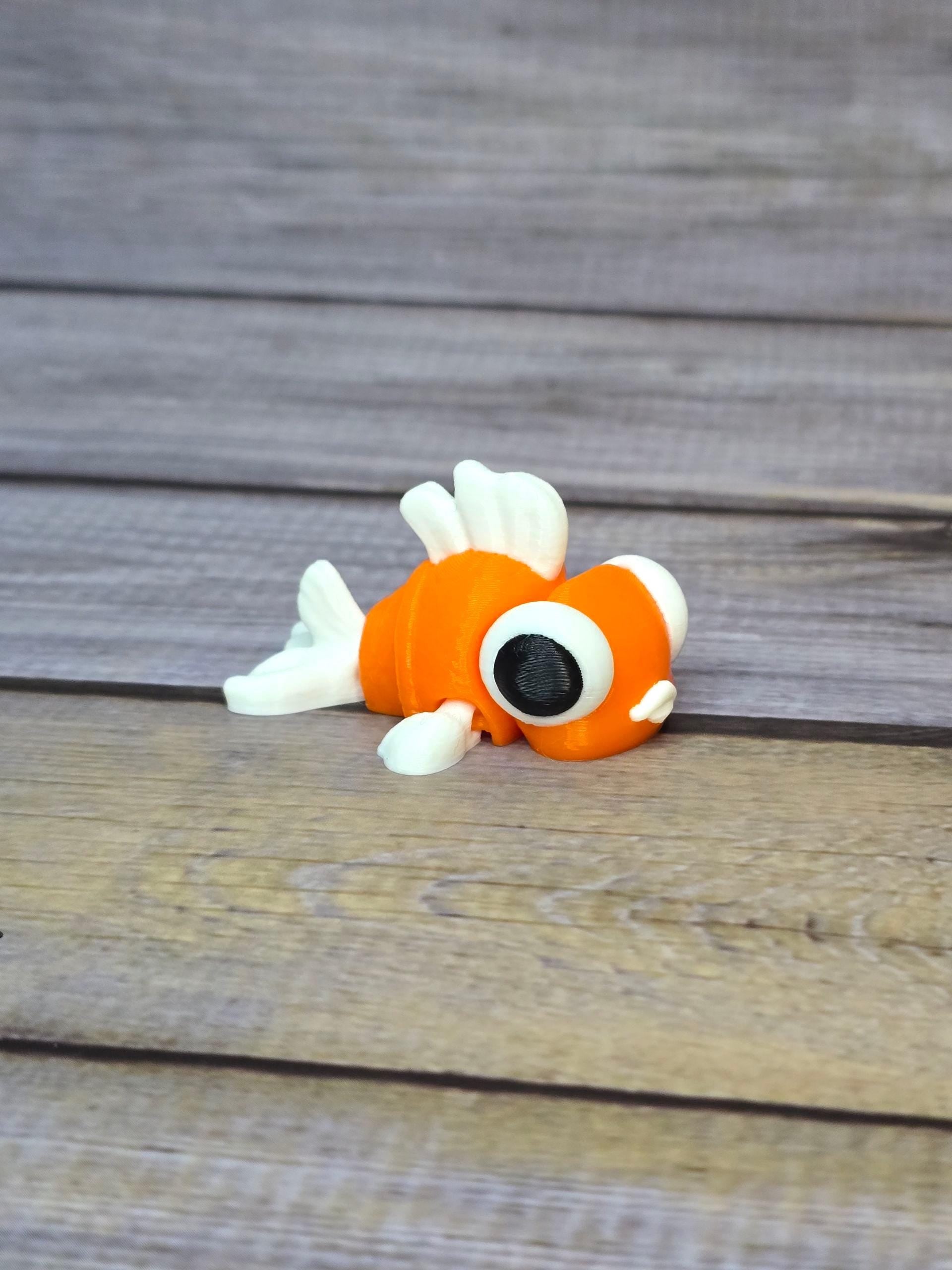 Cute 3D Printed Clownfish Keychain – Articulated Orange Fish Bag Charm – Ocean Lover Gift – Aquarium Accessory – Handmade Keyring