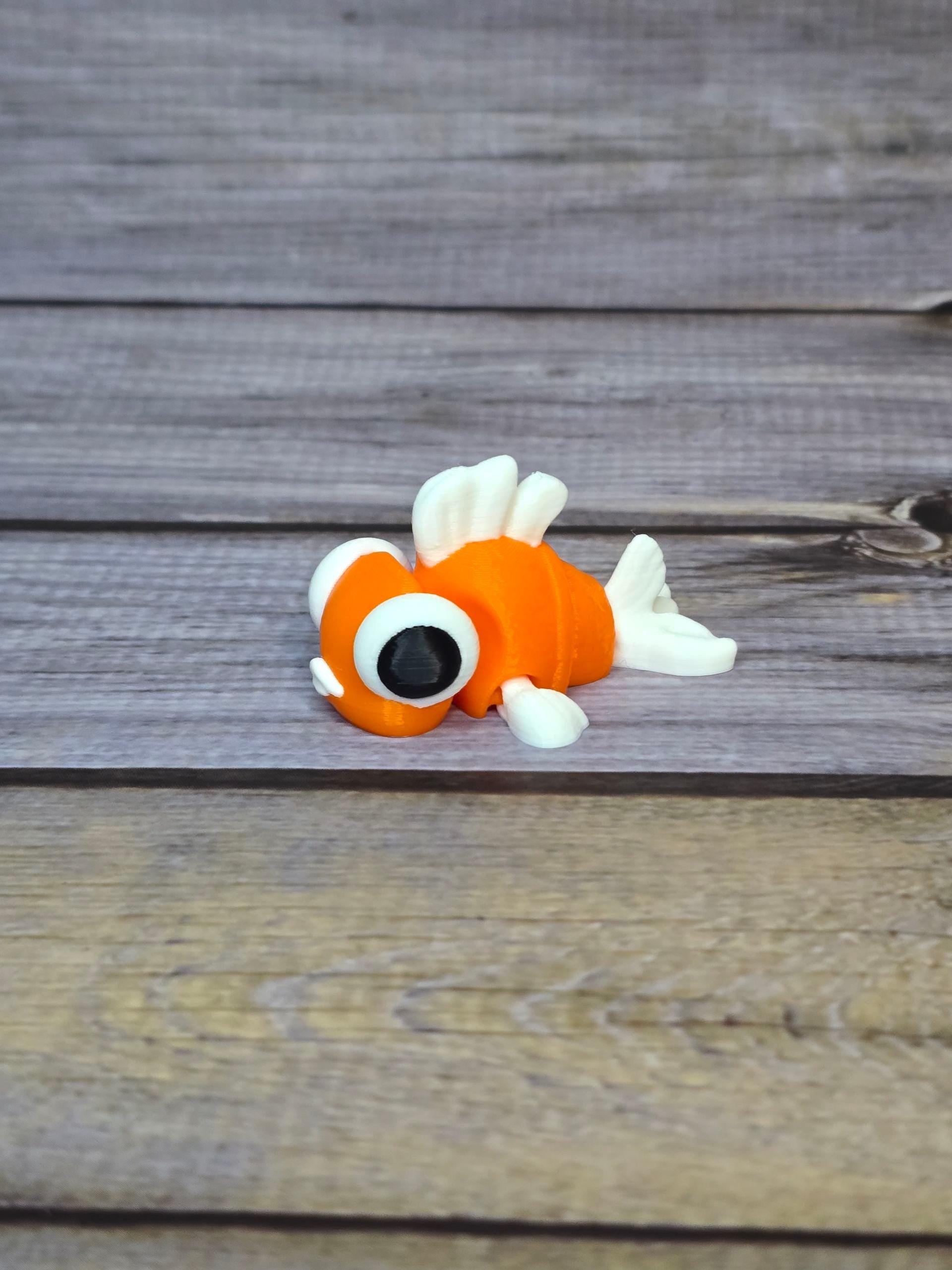 Cute 3D Printed Clownfish Keychain – Articulated Orange Fish Bag Charm – Ocean Lover Gift – Aquarium Accessory – Handmade Keyring
